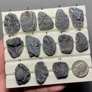 หินดรูซี่ทรงหลังเบี้ยสีดำทะเลทรายพร้อมพื้นผิวคริสตัลประกายและหินหายากเนื้อด้านสำหรับเครื่องประดับสุดหรูและดีไซน์เปรี้ยวจี๊ด - Product Image 1