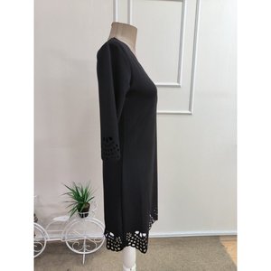 Vestido corto de crepé importado con estampado floral y corte láser, cuello en V y manga corta para mujer, 35370 - Negro - Product Image 6