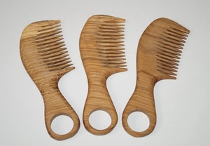Peine de Madera de Dientes Anchos para Cabello Rizado y Reducción de la Caída del Cabello, Disponible para Exportación, Precio desde India - Product Image 3
