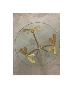 Table basse de construction en aluminium durable avec base gravée de fleurs et surface en verre conçue pour les zones à fort trafic élégantes - Product Image 1