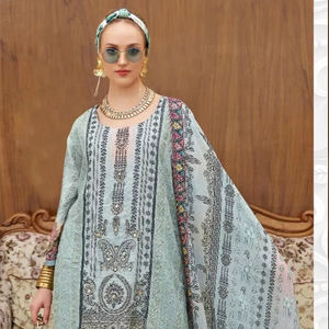 Shalwar Kameez brodé à la main en mousseline pure avec Dupatta imprimé numériquement et fond Santoon en viscose Tendance exigeante - Product Image 1