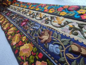 ลูกไม้ปักลายดอกไม้สีสันสดใสสั่งทำพิเศษ พร้อมพู่ตกแต่งขอบ ดีไซน์ระดับพรีเมียม เหมาะสำหรับลูกค้าร้านบูติกและผู้ค้าปลีก - Product Image 3