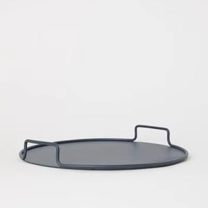 Plateau à chocolat rond en métal avec look design et attrait élégant pour servir des bonbons dans des présentations de salle à manger élégantes - Product Image 1