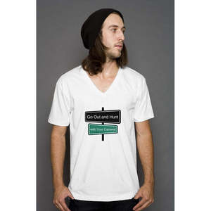 Camiseta de cuello en V con diseño estampado para salir y explorar con tu cámara! - Product Image 1
