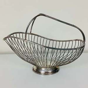 Panier cadeau en métal argenté fait à la main avec un design élégant parfait pour la décoration de mariage et les fêtes de fête - Product Image 3