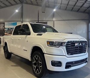 Mejor Precio 2025 R A M 1500 Laramie Sport Hurricane SO RamBox 3.0L Doble Cabina Ute SWB 4x4 Volante a la Derecha - Product Image 1