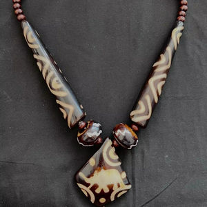 สร้อยคอขนนกทำจากเรซินเมโลดี้และฮอร์นสีน้ำตาลทันสมัยเครื่องประดับสุดหรูสำหรับผู้หญิงขายส่งรูปนางฟ้า - Product Image 1