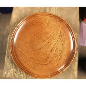 Plat à salade classique en bois de noyer pour collations aux fruits verts frais et configuration de salle à manger simple - Product Image 1