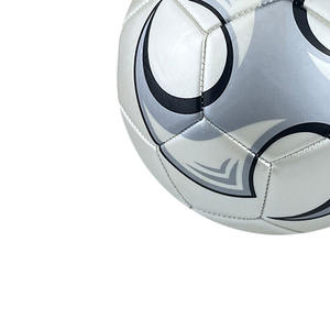 Ballons de football personnalisés 100% PU haute vente disponible dans toutes les couleurs et tailles Logo personnalisé et Design BALLES HYBRIDES - Product Image 3