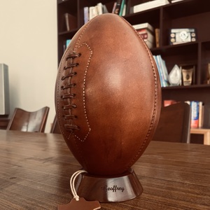 Ballon de football américain vintage des années 1900, en cuir patiné et bois restauré, ciré, taille 5, pour la maison, les fêtes, le sport en intérieur et la décoration. - Product Image 3