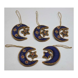 Adorno Navideño Colgante de Árbol de Navidad con Forma de Estrella y Luna Azul Bordado a Mano con Hilo Dorado y Cuentas - Product Image 1