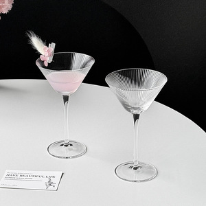 Flûtes à vin en cristal soufflé à la main, style origami, à rayures dorées, 260 ml, verres à cocktail martini cannelés - Product Image 3