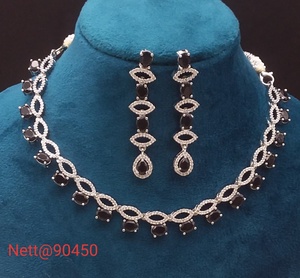 Ensemble de bijoux en diamants américains exquis pour femmes Collier et boucles d'oreilles élégants Mélange parfait de mode moderne et traditionnelle - Product Image 1