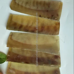 Peigne artisanal en corne de buffle à dents fines, antistatique, pour la santé des cheveux et du cuir chevelu, décoration, artisanat en corne de bœuf sculptée par FWE - Product Image 1