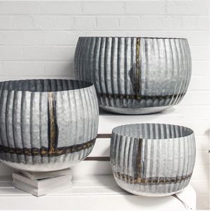 Maceta de hierro de metal extragrande resistente a la intemperie con diseños florales en relieve para una declaración de decoración de jardín clásica - Product Image 4