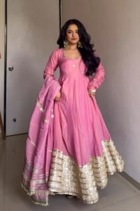 Ensemble de costume Anarkali brodé avec bordure lourde rose poudré Unity Luxure avec dupatta, vêtements de fête et de mariage haut de gamme - Product Image 2