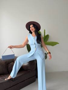 Ensemble de costume sans manches bleu clair pour femme avec détails boutonnés, pantalon long et gilet de couleur unie, élégant, pour l'été - Product Image 2