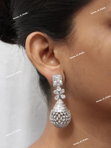 Boucles d'oreilles pendantes élégantes à fleurs avec des accents de pierres de moissanite blanches étincelantes en argent, bijoux fantaisie, cadeau pour femmes - Product Image 2
