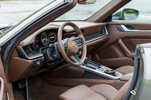 2023 911 Carrera Cabriolet ~4 700 milles, moteur Flat-6 biturbo, pack Premium, vert aventurine métallisé, non modifié - Product Image 5