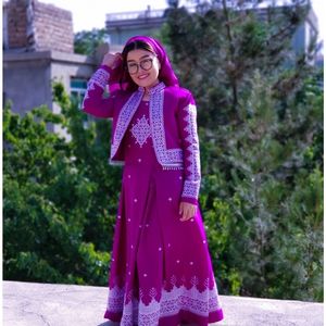 2024 Vente chaude Afghani Vintage Salwar Kameez Belle impression dessinée à la main sur soie et lin pour adultes - Product Image 1