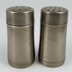 Moulin à sel et à poivre décoratif en laiton avec travail artisanal argenté poli miroir conçu pour les intérieurs décoratifs de salle à manger - Product Image 2