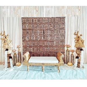 Configuración de escenario de boda tradicional Rajasthani, paneles de puerta de estilo tradicional para bodas Rajwada, paredes traseras de fibra de boda para escenario - Product Image 1