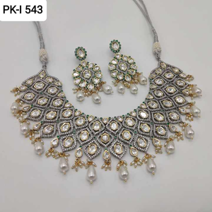 Collier et boucles d'oreilles Kundan de créateur sertis de diamants américains en laiton parfaits pour les mariages et les événements officiels - Product Image 3