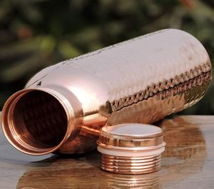Copperware ขวดน้ำทำจากทองแดงบริสุทธิ์ภาชนะที่ทำจากค้อนอายุรเวทพร้อมฝาปิดกันรั่วภาพพิมพ์ที่กำหนดเอง