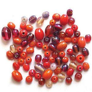 Fancy cuentas de vidrio decorativas se mezclan en tono rojo para la fabricación de joyas y decoración disponibles en precio al por mayor - Product Image 1