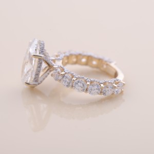 Bague de fiançailles et de mariage en or jaune/blanc/rose 9 carats avec halo de diamants ovales cultivés en laboratoire certifiés IGI et bande de diamants - Product Image 3