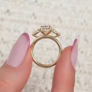 Anillo de compromiso de diamantes de corte ovalado de 7x9mm | Piedra lateral de pera Tres piedras Plata de ley chapada en oro de 18 quilates Boda minimalista para mujer - Product Image 4