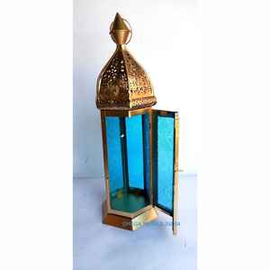 Lanterne marocaine élégante en verre bleu et métal de haute qualité avec finition dorée de luxe pour la décoration de la maison - Product Image 1