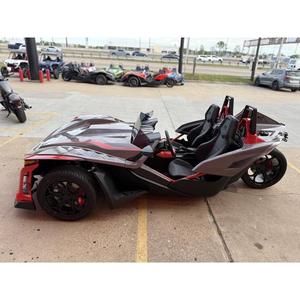 ¡SUPER DESCUENTO LIMITADO! Polaris Slingshot-R AutoDrive 2026 en Gris Radiante con Detalles en Rojo Perla - Product Image 2