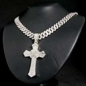 Colgante de Cruz de Jesús en estilo Hip Hop Stud con diamantes de moissanita de corte brillante redondo en oro blanco de 10kt para unisex - Product Image 3
