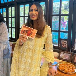 ชุดท็อปปาลาซโซสวยงาม ท็อปผ้าจอร์เจตต์เนื้อหนา พร้อมกางเกงปาลาซโซปักลายสวยงาม ตัดเย็บอย่างดี วัสดุคุณภาพพรีเมียม - Product Image 6