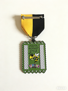 Medalla Fiesta Hornet con un diseño de esmalte de abeja vivo y llamativo. Premio perfecto para celebrar fiestas y momentos memorables con estilo - Product Image 5