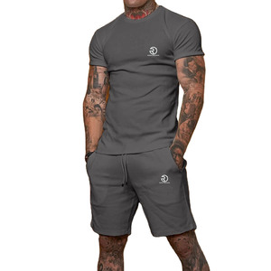 Vêtements d'été de haute qualité à manches courtes pour hommes personnalisés avec t-shirt à rayures latérales avec ensembles de shorts assortis - Product Image 1
