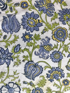 Tela de Algodón Estampada a Mano con Diseño Floral Botánico de Vid Azul y Oliva sobre Base Blanca - Product Image 3