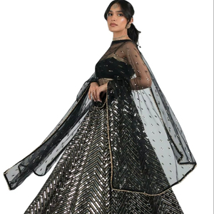 Conjunto de Lehenga Choli con Dupatta en tela de georgette sintética de color negro, sin mangas, con diseño de lentejuelas, elegante, para fiesta o evento. - Product Image 1