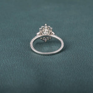 Anillo de compromiso solitario de diamante cultivado en laboratorio de corte esmeralda de oro sólido de 14K, Diamante de corte de pera, regalo clásico para mujer IGI - Product Image 4