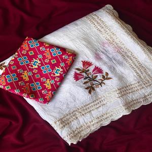 Sari de Organza Premium para Mujer con Patrón de Lentejuelas Tejidas en Toda la Prenda y Borde Festoneado, Hecho en India - Product Image 1