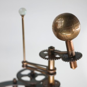 Sistema Solar de latón de alta calidad Orrery modelo educativo Planet Motion con engranajes de metal de precisión disponibles para precio de exportación - Product Image 3