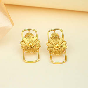 ต่างหูแบบติดหู Tridha Daisy Frame สีทอง สไตล์วินเทจทันสมัย ดีไซน์ศาสนา ทำจากสแตนเลส ทองเหลือง และเพชรซิร์คอน เหมาะสำหรับงานปาร์ตี้ - Product Image 1