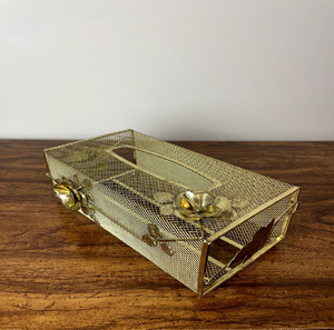 Une boîte à mouchoirs rectangulaire en métal maillé doré, ornée de roses et de feuilles dorées décoratives - Product Image 1