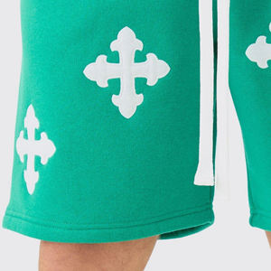 Short d'entraînement confortable à taille élastique pour hommes, short de course d'été décontracté avec nouveau motif uni respirant et teint - Product Image 6