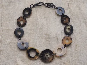 Collar de Cuerno de Búfalo Natural Multicolor para Mujer, Tallado a Mano, Estilo Náutico Animal de Moda para el Día de San Valentín - Product Image 3