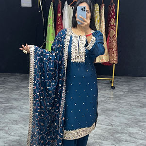 Le dernier créateur de FabZone Broderie en soie douce Kurta Set Style vintage pour les mariages - Product Image 1