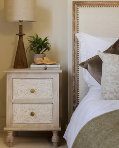 Par de mesitas de noche de madera de mango tallada a mano-Acabado blanqueado - Product Image 1