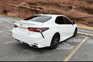 Auto Usado Económico Toyota Camry SE Nightshade 2023 con Volante a la Izquierda - Product Image 6