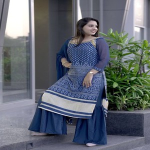 VASTRA COTTAGE Ensemble Kurti et Pantalon Brodé Élégant pour Femme, Tenue de Fête avec Palazzo et Dupatta Assortis - Product Image 3